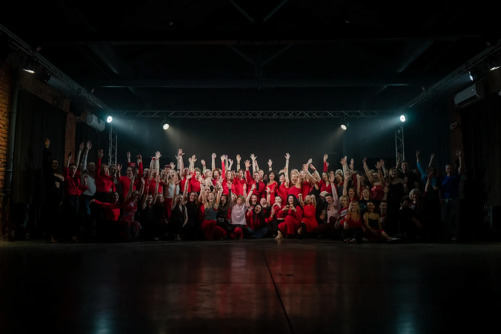 Люди танцуют