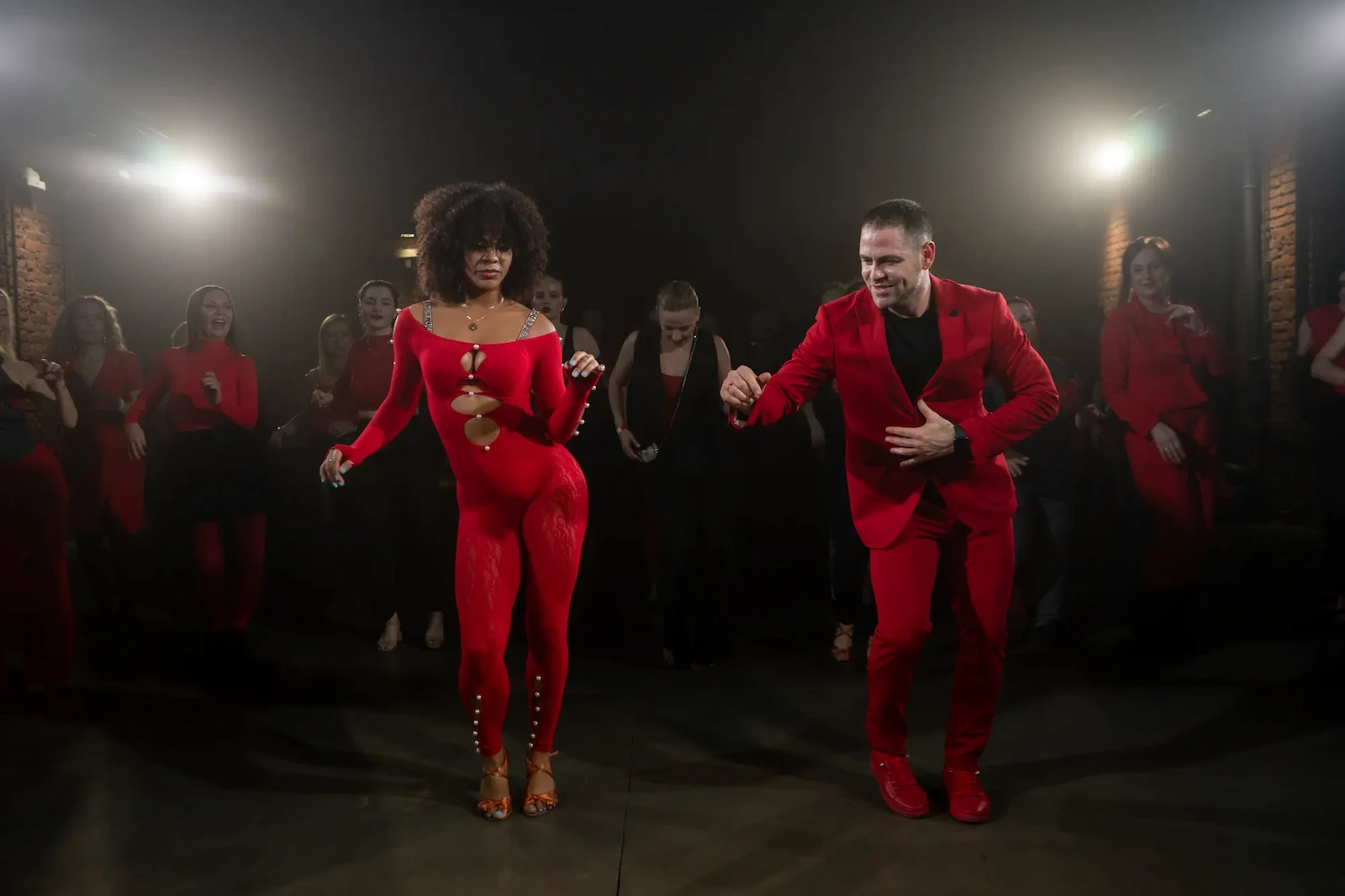 Люди танцуют