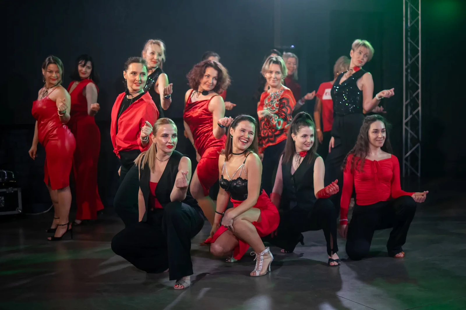 Люди танцуют