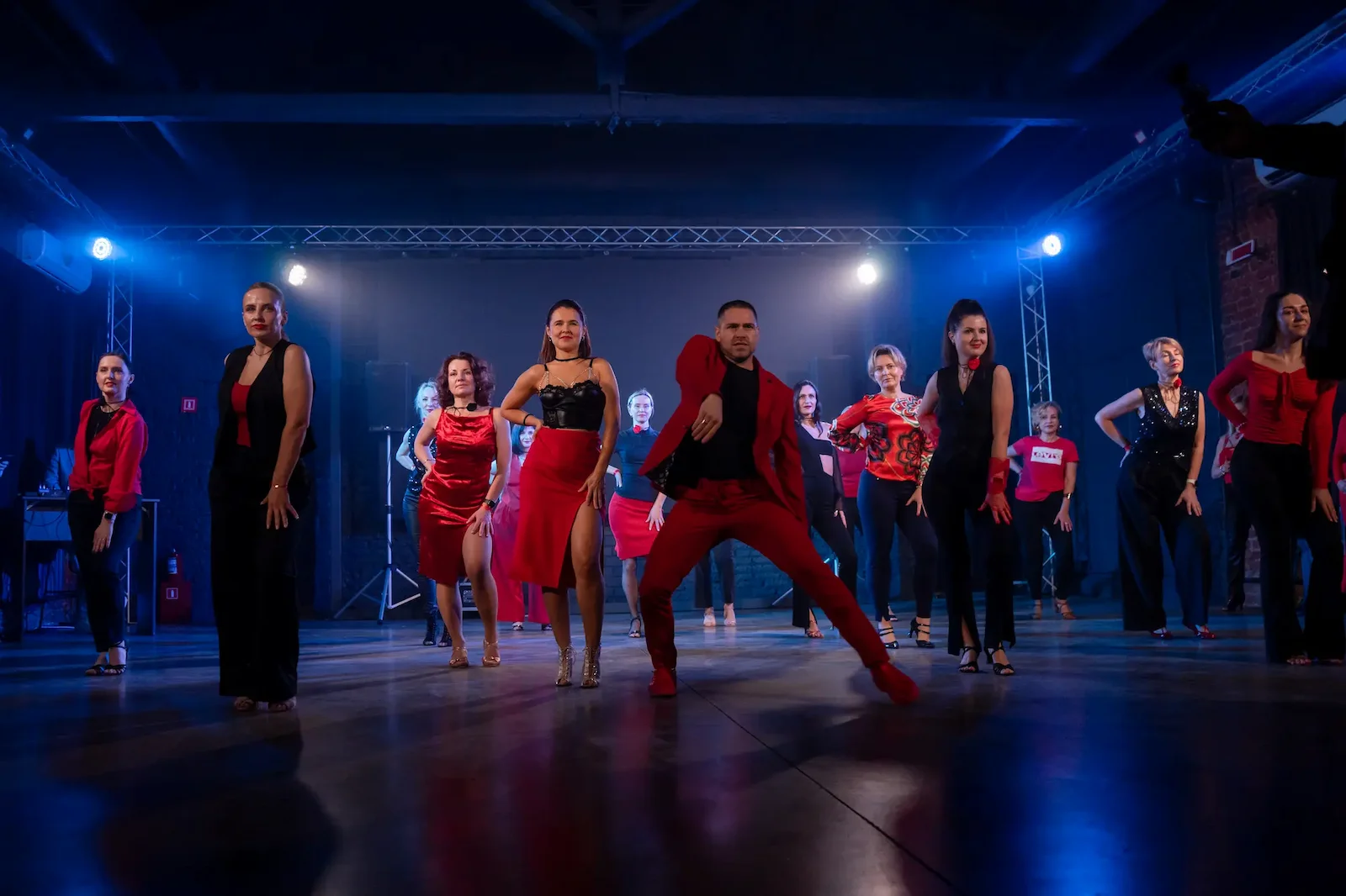 Люди танцуют