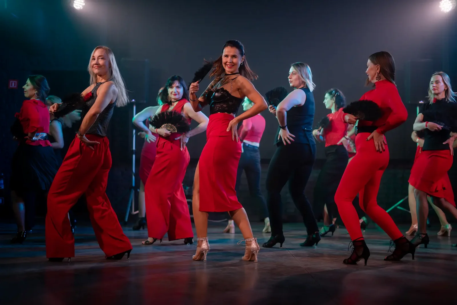 Люди танцуют