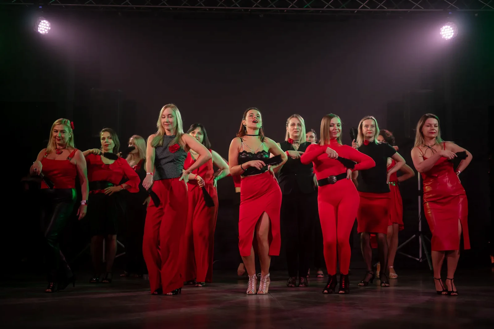 Люди танцуют