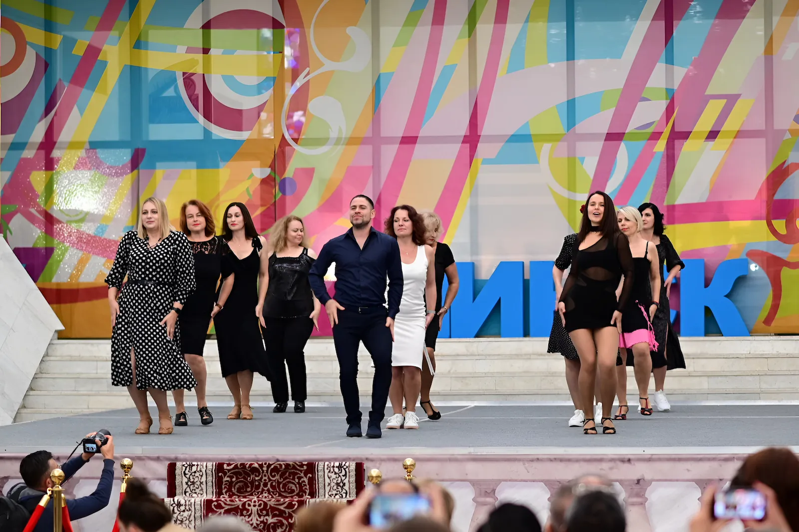 Группа танцующих людей